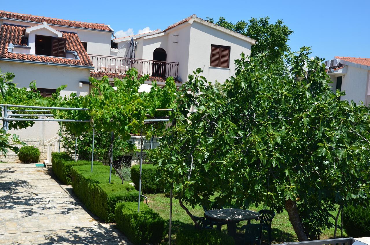 Apartments Dara Рогозница Екстериор снимка